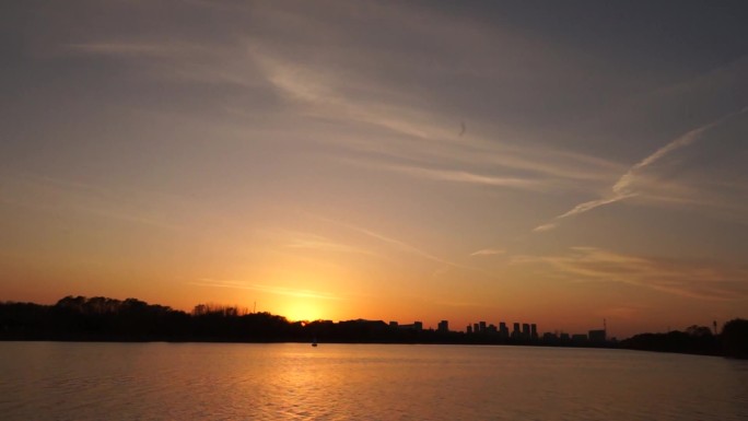 河边落日余晖傍晚河边落日晚霞夕阳水天一色