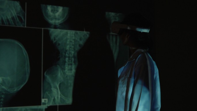 亚洲女医生用VR耳机看X光片