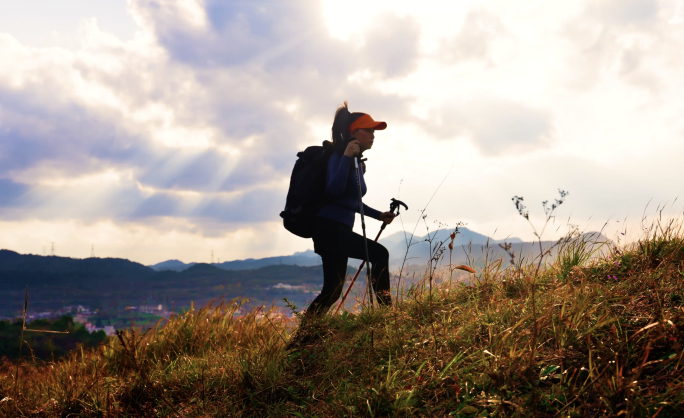 女孩山顶徒步爬山散步旅游冒险户外阳光自由