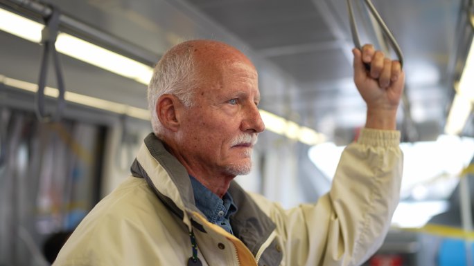 地铁列车上一位老人的肖像