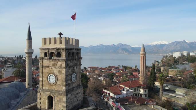 安塔利亚老城、钟楼、伊夫利尖塔、Tekeli Mehmet Pasa清真寺的4K空中视频片段