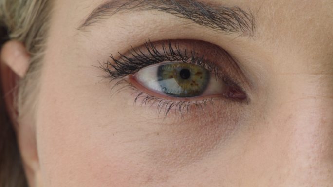 一名女子绿色眼睛特写的4k视频片段