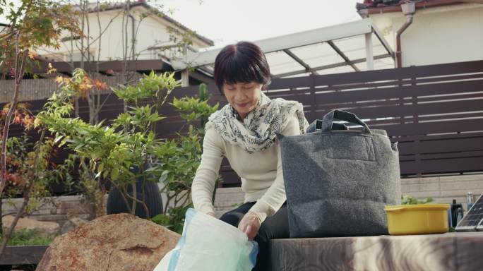 MLS-日本高级妇女向家庭堆肥袋中添加土壤