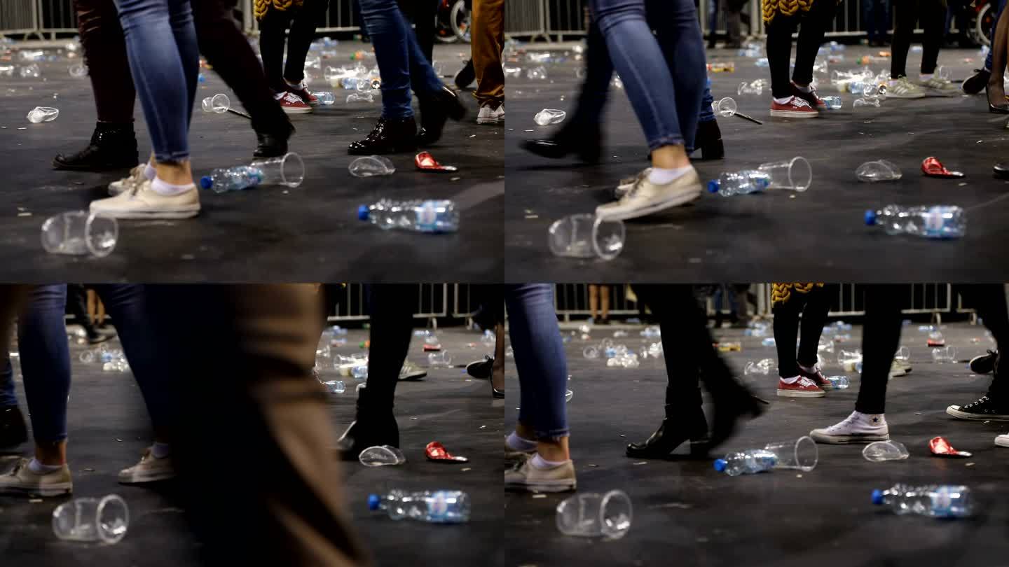 音乐会后地板上的塑料眼镜