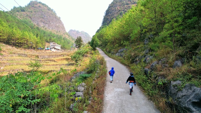 广西白裤瑶少数民族原住民骑摩托车走路背影