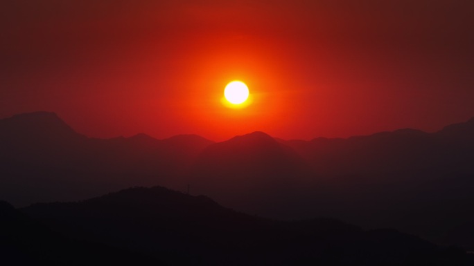 群山日落唯美乡村夕阳黄昏傍晚天空晚霞