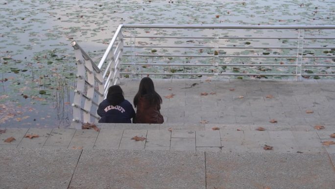 女孩坐在湖边发呆，失恋失落，女孩背影