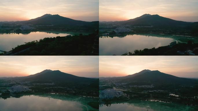 日出时的南京玄武湖与紫金山风光