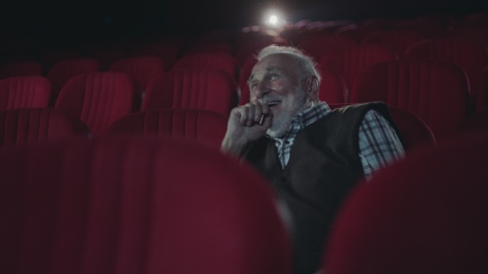 电影院里微笑的老年人