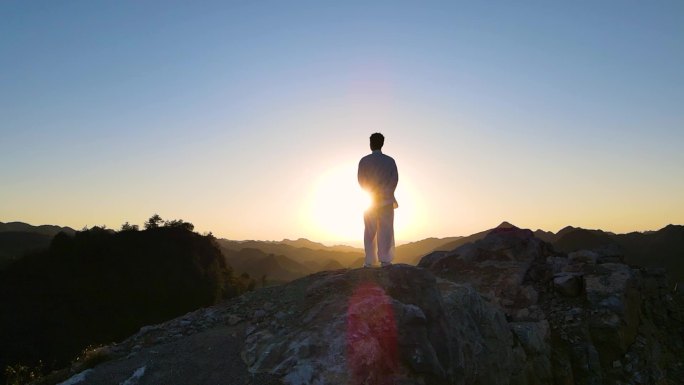 太极禅意山顶眺望企业家修炼心境山顶人物