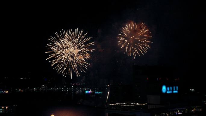 泰国芭堤雅海滩夜间燃放烟花。4K分辨率。