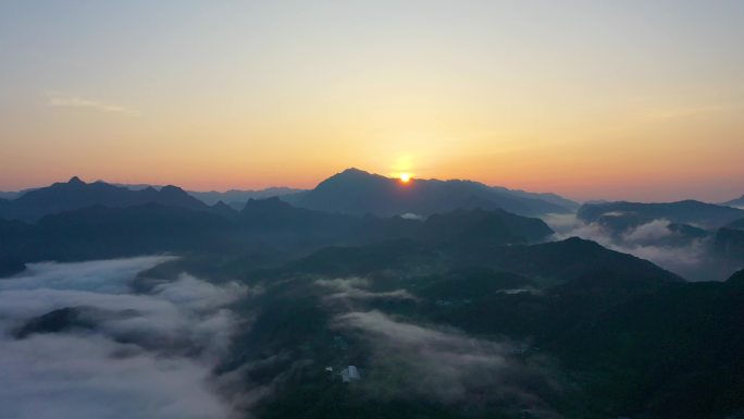 4K高空穿云航拍山区日出