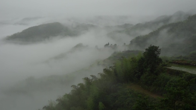 云缠雾绕的大山