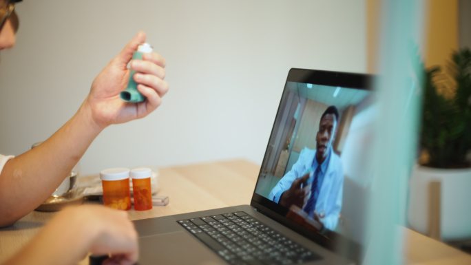 男子与医生视频远程医疗通话。