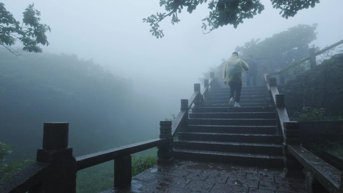 中国安徽黄山雨中的游客和搬运工