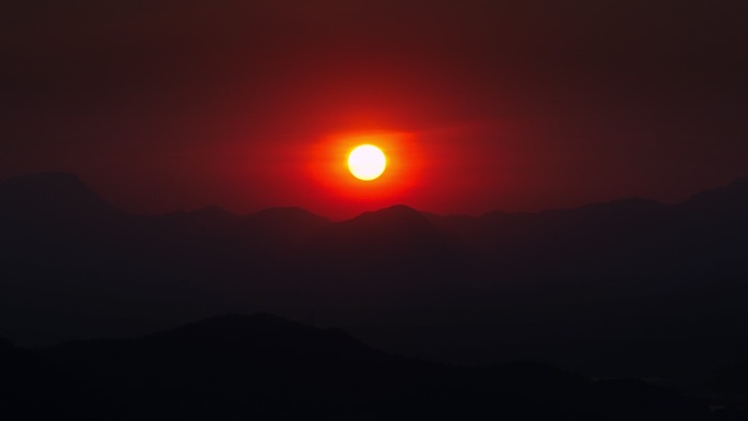 群山日落唯美乡村夕阳黄昏傍晚天空晚霞