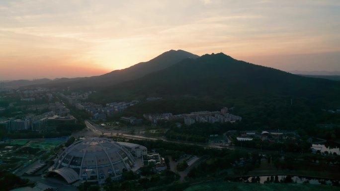 日出时的南京玄武湖与紫金山风光