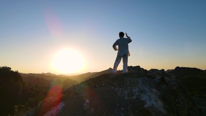 男人山顶练太极拳太极步伐企业家修生养性