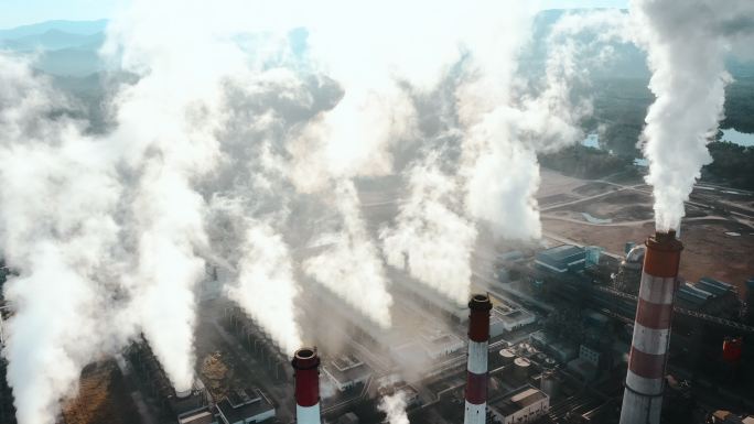 燃煤电厂烟管和冷却塔鸟瞰图