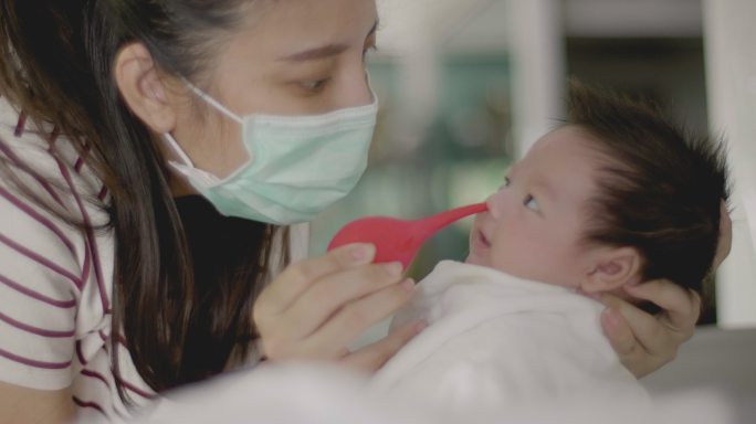 亚洲生病的新生婴儿流鼻涕，必须吸出。