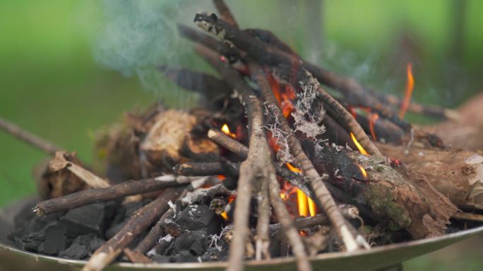 用篝火和烟雾燃烧木材，准备做饭