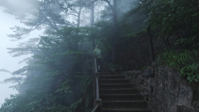 安徽，中国，黄山的游客在雨中