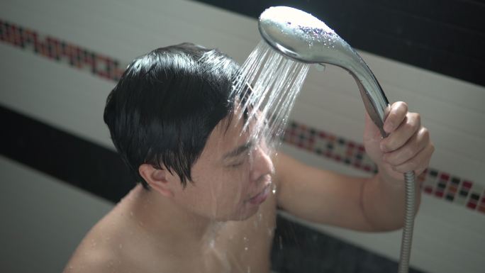 亚洲男人在浴室洗澡。