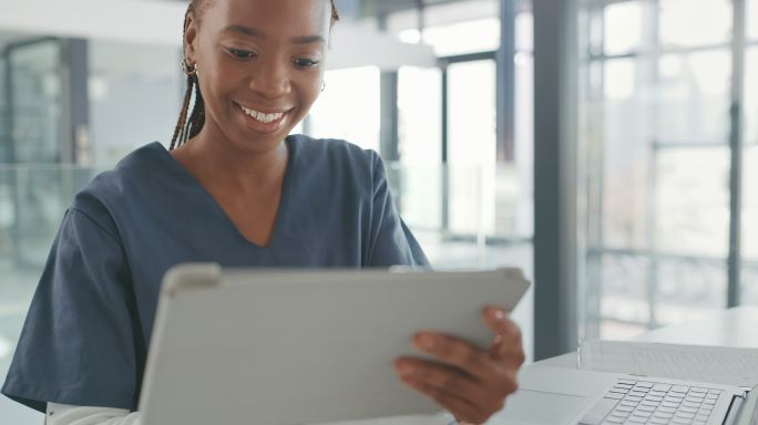 一位年轻女医生在工作中使用数字平板电脑的4k视频片段