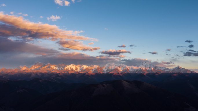 贡嘎雪山风景日落晚霞航拍延时