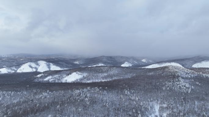 航拍大兴安岭冬季山林雪景