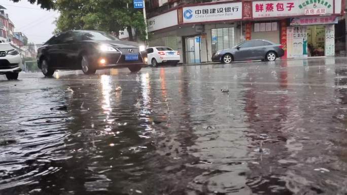 水洼积雨水落下 水滴落下 水珠水圈