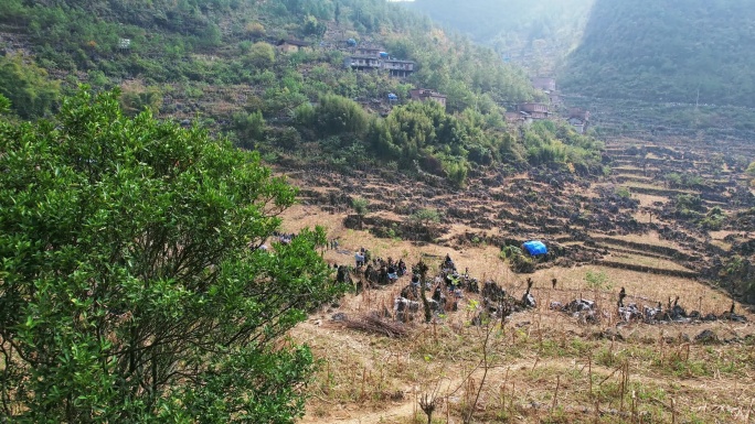 白裤瑶少数民族丧葬祭祀围观人群