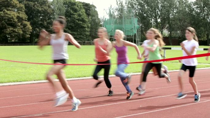 保持身材儿童奔跑操场短跑比赛国外塑胶跑道