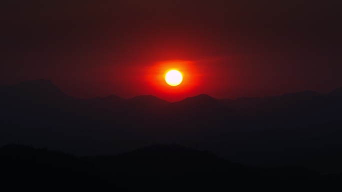 群山日落唯美乡村夕阳黄昏傍晚天空晚霞