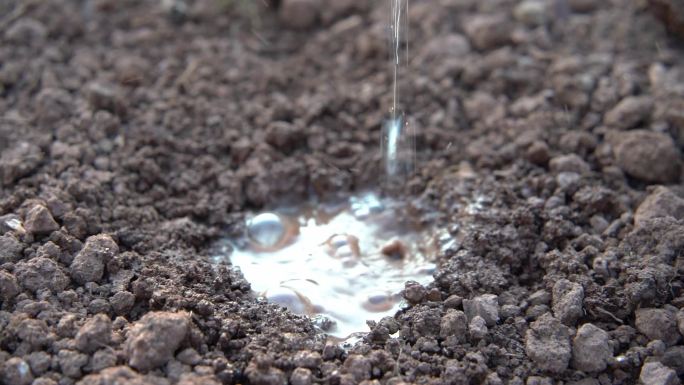 慢镜头土地滴灌浇水灌溉水流素材