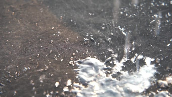 慢镜头水流到地面晶莹剔透的水光