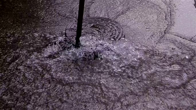 街上的水管断了漏水