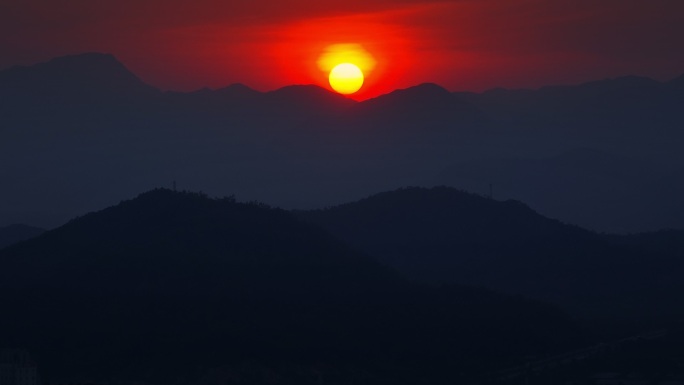 群山日落唯美乡村夕阳黄昏傍晚天空晚霞