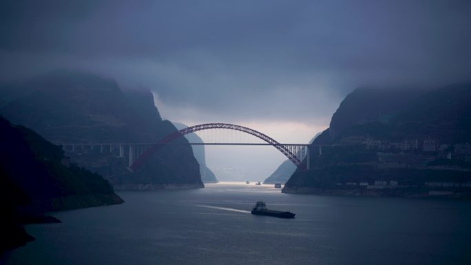 长江三峡西陵峡峡口云绕山峦