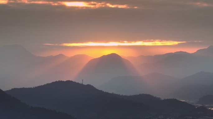 群山日落唯美乡村夕阳黄昏傍晚天空晚霞