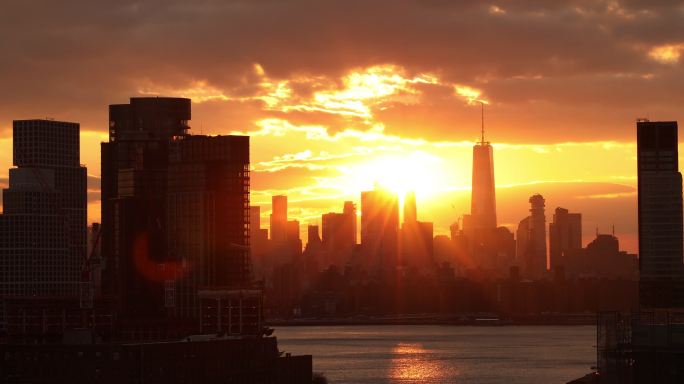 曼哈顿天际线日落城市逆光天际线晚霞剪影高