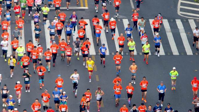 2022上海马拉松赛起跑