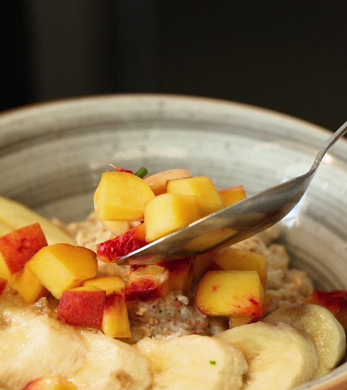 准备和整理燕麦粥早餐美食水果减脂餐