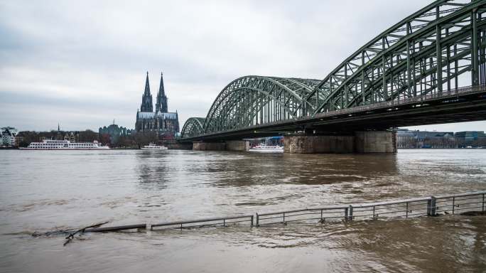 洪水欧洲霍亨佐伦大桥莱茵河洪水城市自然灾