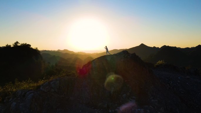 山顶练太极拳山顶人物逆光剪影修生养性意境