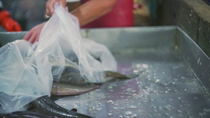 泰国鱼类市场小商贩渔民收拾