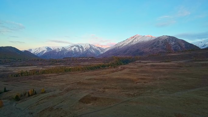 航拍新疆禾木深秋日照金山风光