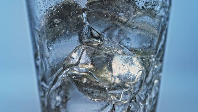 SLO MO LD水倒在玻璃杯中的冰上