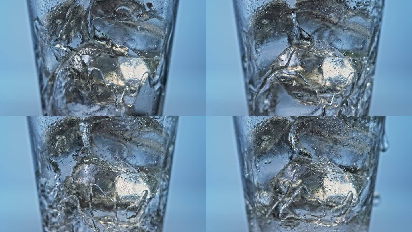 SLO MO LD水倒在玻璃杯中的冰上