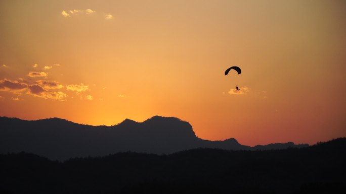 滑翔机滑翔机晚霞山影橙色天空
